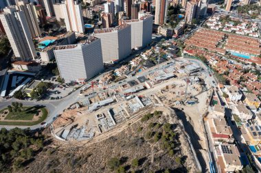 İspanya 'nın Benidorm şehrinin yazın çekilen hava aracı fotoğrafı slaytlı ve otoparklı büyük bir su parkını gösteriyor.