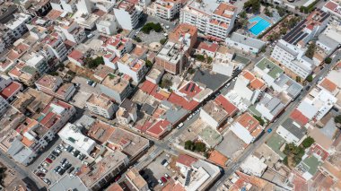 Ibiza 'nın batı kıyısındaki Sant Antoni de Portmany kasabasının insansız hava aracı fotoğrafı, Spains Balear Adalarından biri, güneşli bir yaz gününde köydeki otelleri, daireleri ve iş yerlerini gösteriyor.