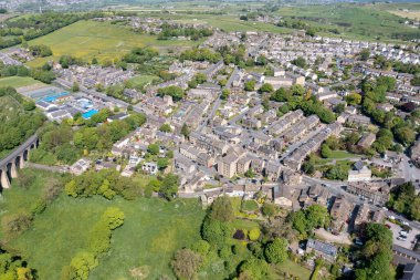 İngiltere 'nin batı Yorkshire kentindeki Bradford şehrinin metropoliten ilçesi içinde yaz mevsiminde köy ve viyadüklerin yer aldığı Thornton kasabasının insansız hava aracı fotoğrafı..