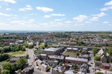İngiltere 'nin Leeds, West Yorkshire' daki Morley köyünün havadan çekilmiş fotoğrafı, ana caddenin ve tarihi eski belediye binasının ve yazın kavşağın insansız hava aracı görüntüsünü gösteriyor..