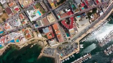 İspanya 'nın Balear Adaları' ndaki İbiza adasındaki Sant Antoni köyünün havadan insansız hava aracı görüntülerine göre tekne limanı, oteller ve evler üzerinde uçuyor..
