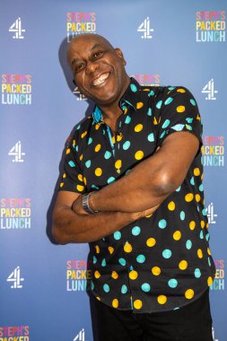 Leeds UK, 21 Eylül 2020: İngiliz TV sunucusu ve Şef Ainsley Harriott Leeds West Yorkshire 'da canlı yayında ellerinde bir tepsi pasta tutuyorlar.