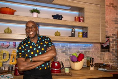 Leeds UK, 21 Eylül 2020: İngiliz TV sunucusu ve Şef Ainsley Harriott Leeds West Yorkshire 'da canlı yayında ellerinde bir tepsi pasta tutuyorlar.