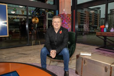 Leeds UK, 21 Eylül 2020: Galli şarkıcı, radyo ve televizyon sunucusu Aled Jones, MBE Leeds West Yorkshire 'daki canlı bir televizyon programının setinde