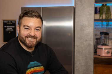 Leeds UK, 5 Ekim 2020: İngiliz gazeteci, sunucu ve komedyen Alex Brooker en çok Kanal 4 ile birlikte Leeds West Yorkshire 'daki canlı bir televizyon programının setinde yaptığı çalışmalar ile tanınıyor.