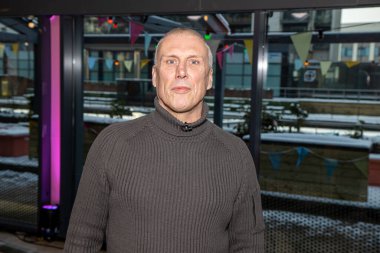 Leeds UK, 14 Ekim 2021: Ünlü Mark Berry, daha çok bilinen adıyla Bez, İngiliz perküsyonist, dansçı, DJ ve medya kişiliği. En çok Happy Mondays rock grubunun bir üyesi olarak bilinir.