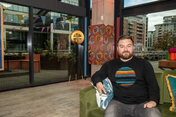 Leeds UK, 5 Ekim 2020: İngiliz gazeteci, sunucu ve komedyen Alex Brooker en çok Kanal 4 ile birlikte Leeds West Yorkshire 'daki canlı bir televizyon programının setinde yaptığı çalışmalar ile tanınıyor.