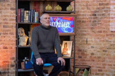 Leeds UK, 14 Ekim 2021: Ünlü Mark Berry, daha çok bilinen adıyla Bez, İngiliz perküsyonist, dansçı, DJ ve medya kişiliği. En çok Happy Mondays rock grubunun bir üyesi olarak bilinir.
