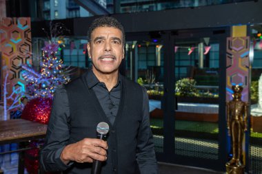 Leeds, İngiltere, 23 Kasım 2021: Ünlü İngiliz eski profesyonel futbolcu ve teknik direktör Chris Kamara aynı zamanda Sky Sports 'ta sunucu ve futbol analisti olarak çalışıyor..