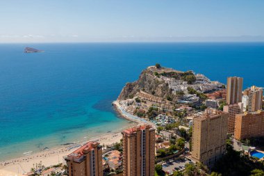 İspanya 'nın güzel Benidorm şehrinin havadan çekilmiş fotoğrafı güney sahili gezinti güvertesini, otelleri ve kumlu uzun plajlı apartmanları gösteriyor.