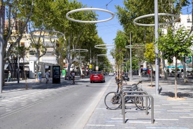 Benidorm İspanya, 3 Haziran 2024: İspanya 'daki Benidorm şehrinin fotoğrafı, güneşli bir yaz gününde şehrin güney kesimindeki gündüz saatlerini gösteriyor.