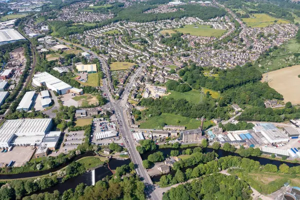 Kirkheaton, Huddersfield köyünün, Batı Yorkshire İngiltere 'nin Kirklees ilçesindeki insansız hava aracı fotoğrafı yaz mevsiminde köyü ve Calder Nehri' ni yukarıdan gösteriyor..
