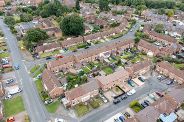 Kuzey Yorkshire 'daki Badale kasabasının insansız hava aracı fotoğrafı yaz zamanı İngiliz küçük kasabasının ana caddelerini ve konutlarını gösteriyor.