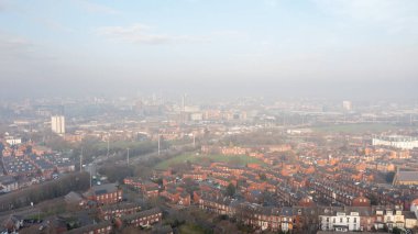 İngiltere 'nin Leeds West Yorkshire şehrinde kış mevsiminde çekilen son derece sisli bir kış gününün insansız hava aracı fotoğrafı tipik bir İngiliz caddesini gösteriyor.