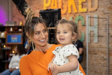 Leeds UK, 21 Ekim 2021: İngiliz model, televizyon kişiliği ve sunucu Ferne McCann ve genç kızı