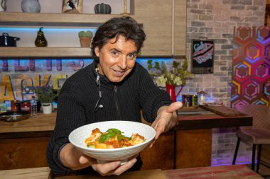 Leeds UK, 21 Ekim 2021: 'Fransız ünlü şef Jean-Christophe Novelli MBE mutfakta yemek pişiriyor..