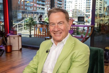 Leeds UK, 13 Ekim 2021: Birleşik Krallık hazinesinin ünlü eski genel sekreteri Michael Portillo aynı zamanda İngiliz televizyon sunucusu ve sunucusu.