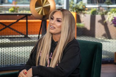 Leeds UK, 1 Temmuz 2020: Ünlü İngiliz medya kişiliği, cazibe modeli ve iş kadını Katie Price, diğer adıyla Jordan, siyah bir bluz ve tayt giyiyor.