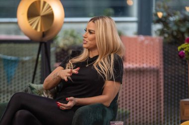Leeds UK, 1 Temmuz 2020: Ünlü İngiliz medya kişiliği, cazibe modeli ve iş kadını Katie Price, diğer adıyla Jordan, siyah bir bluz ve tayt giyiyor.
