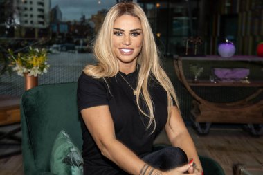 Leeds UK, 1 Temmuz 2020: Ünlü İngiliz medya kişiliği, cazibe modeli ve iş kadını Katie Price, diğer adıyla Jordan, siyah bir bluz ve tayt giyiyor.