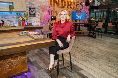 Leeds UK, 25 Temmuz 2022: İngiliz gazeteci ve televizyon sunucusu Steph McGovern, bugün yayından kaldırılan Steph 's Packed Lunch adlı televizyon programının setinde