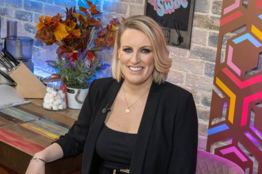 Leeds UK, 25 Temmuz 2022: İngiliz gazeteci ve televizyon sunucusu Steph McGovern, bugün yayından kaldırılan Steph 's Packed Lunch adlı televizyon programının setinde