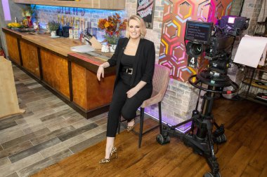 Leeds UK, 25 Temmuz 2022: İngiliz gazeteci ve televizyon sunucusu Steph McGovern, bugün yayından kaldırılan Steph 's Packed Lunch adlı televizyon programının setinde