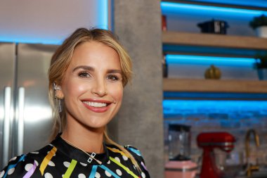 Leeds UK, 5 Ekim 2021: İngiltere ve İrlanda 'da modellik ve televizyon sunuculuğuyla tanınan güzel İrlandalı model ve televizyon medyası kişisi Vogue Williams