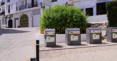 Altea Spain, 25 Mayıs 2024: İspanya 'nın güzel Altea şehrinin görüntüleri İspanyol şehrinin sokaklarını ve yeraltındaki çöpleri depolayan tipik çöp ve çöp birimlerini gösteriyor