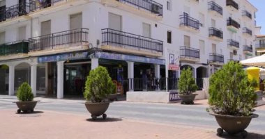 Altea Spain, 25 Mayıs 2024: İspanya 'nın güzel Altea şehrinin görüntüleri İspanyol şehrinin sokaklarını ve yeraltındaki çöpleri depolayan tipik çöp ve çöp birimlerini gösteriyor
