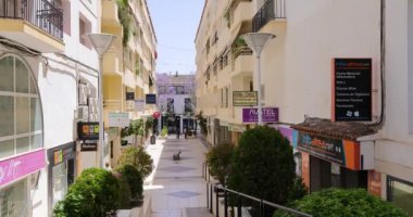 Altea Spain, 25 Mayıs 2024: İspanya 'nın güzel Altea şehrinin görüntüleri İspanyol şehrinin sokaklarını ve yeraltındaki çöpleri depolayan tipik çöp ve çöp birimlerini gösteriyor