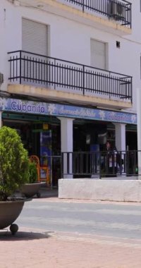 Altea Spain, 25 Mayıs 2024: İspanya 'nın güzel şehri Altea' nın İspanya 'daki sokakların onarımını gösteren portre görüntüsü