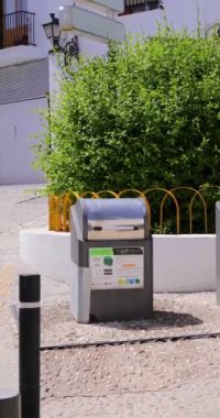 Altea Spain, 25 Mayıs 2024: İspanya 'nın güzel şehri Altea' nın İspanya 'daki sokakların onarımını gösteren portre görüntüsü