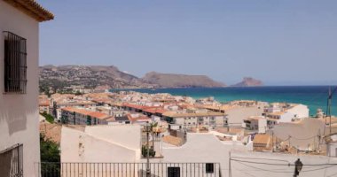 İspanya 'nın güzel Altea şehrinin görüntüsü güneşli bir yaz gününde İspanyol evlerinden ve sokaklarından okyanus manzarasını gösteriyor.