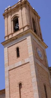 İspanya 'nın güzel şehri Altea' nın portre görüntüleri güneşli bir yaz gününde İspanyol evlerinden ve sokaklarından okyanus manzarasını gösteriyor.