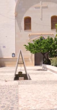 İspanya 'nın güzel şehri Altea' nın portre görüntüleri güneşli bir yaz gününde İspanyol evlerinden ve sokaklarından okyanus manzarasını gösteriyor.