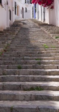 İspanya 'nın güzel şehri Altea' nın portre görüntüleri güneşli bir yaz gününde İspanyol evlerinden ve sokaklarından okyanus manzarasını gösteriyor.