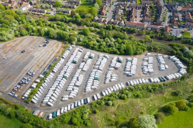 İngiltere 'nin Wakefield West Yorkshire' daki Castleford köyündeki bir karavan deposunun hava fotoğrafı ağaçlarla çevrili karavan ve karavan sürülerini gösteriyor.