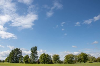 İngiltere 'nin Wakefield West Yorkshire' daki Castleford köyünde mavi gökyüzü ve pofuduk beyaz bulutların bulunduğu güzel bir bahar manzaralı kır manzarası.