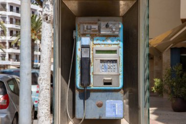 İspanyol adasındaki İbiza sokaklarında orijinal bir telefon kulübesi.