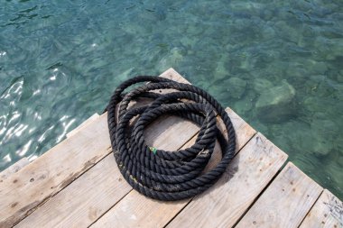 İspanya 'da bir tekne limanında siyah ipler sarılmış.