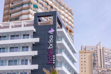 Benidorm İspanya, 17 Mart 2024: İspanya 'da Benidorm' da çekilen fotoğraf, güneşli bir yaz gününde plaj cephesinde Aziz Patrick Günü 'nü kutlayan insanları gösteriyor..