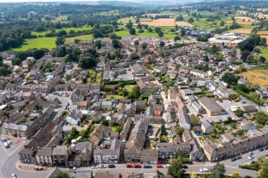 İngiltere 'nin Kuzey Yorkshire' daki güzel Masham, Ripon kasabasının insansız hava aracı fotoğrafı yaz mevsiminde İngiliz kırsal kasabasını yukarıdan gösteriyor.