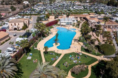 İspanya 'daki Benidorm kasabasının hava fotoğrafı kamp alanındaki bir çok karavan ve karavanın insansız hava aracı görüntüsünü gösteriyor.