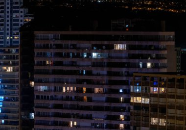 İspanya 'nın Benidorm kentinde akşam vakti apartman pencerelerinin karanlıkta açık olduğu görülüyor.