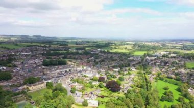 İngiltere 'nin North Yorkshire kentindeki bir pazar kasabası olan Leyburn' ün hava aracı görüntüleri yaz mevsiminde kasabadaki evleri gösteriyor.