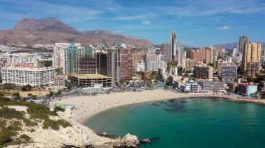 İspanya 'nın Benidorm kentinin havadan çekilmiş görüntüleri Playa de Finestrat olarak bilinen plajı ve küçük sahil çevresindeki otel ve daireleri gösteriyor.