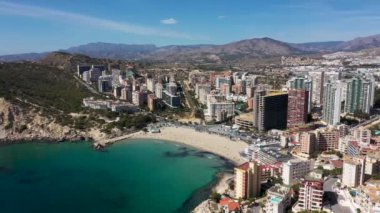 İspanya 'nın Benidorm kentinin havadan çekilmiş görüntüleri Playa de Finestrat olarak bilinen plajı ve küçük sahil çevresindeki otel ve daireleri gösteriyor.