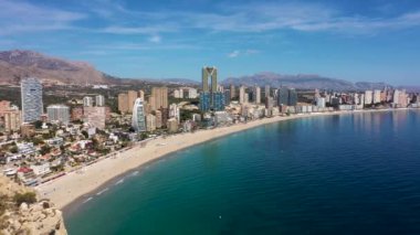 İspanya 'nın Benidorm kentindeki hava aracı görüntüleri yüksek katlı daireleri ve batı sahili boyunca uzun sahil şeridini gösteriyor.