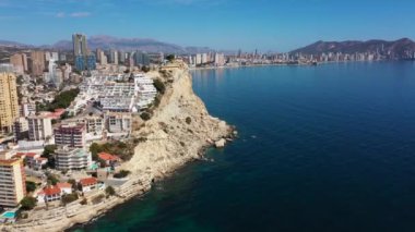 İspanya 'nın Benidorm kentindeki hava aracı görüntüleri yüksek katlı daireleri ve batı sahili boyunca uzun sahil şeridini gösteriyor.